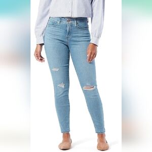 ✨️NWT✨️ Size 10 Petite Signature Levi  Distressed Skinny Jeans